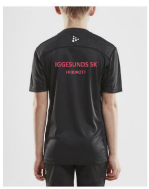 Svart t-shirt sedd bakifrån med texten Iggesunds SK Friidrott i rosa på ryggen.